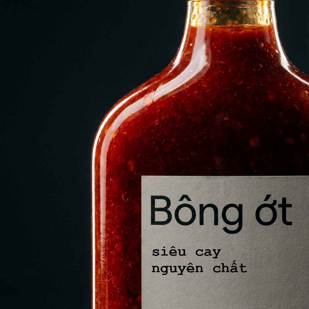 Chai tương ớt Bông Ớt siêu cay nguyên chất - Close-up nền tối